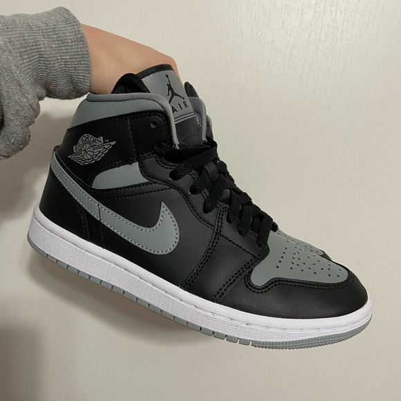 Air Jordan 1 Mids - Picture 3 of 8